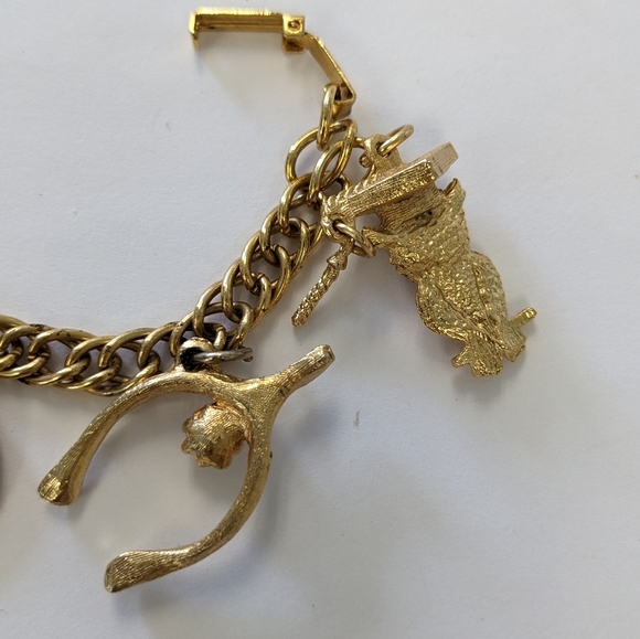 VTG GOLD TONE FAUX PEARL & RHINESTONE CHUNKY CHARM BRACELET - Picture 8 of 10